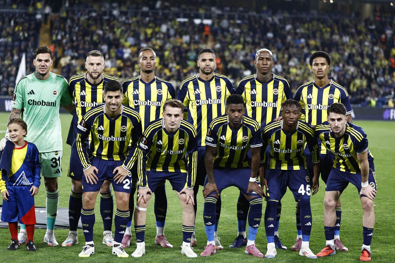 Fenerbahçeli oyuncular maç öncesi hatıra fotoğrafı çektiriyor