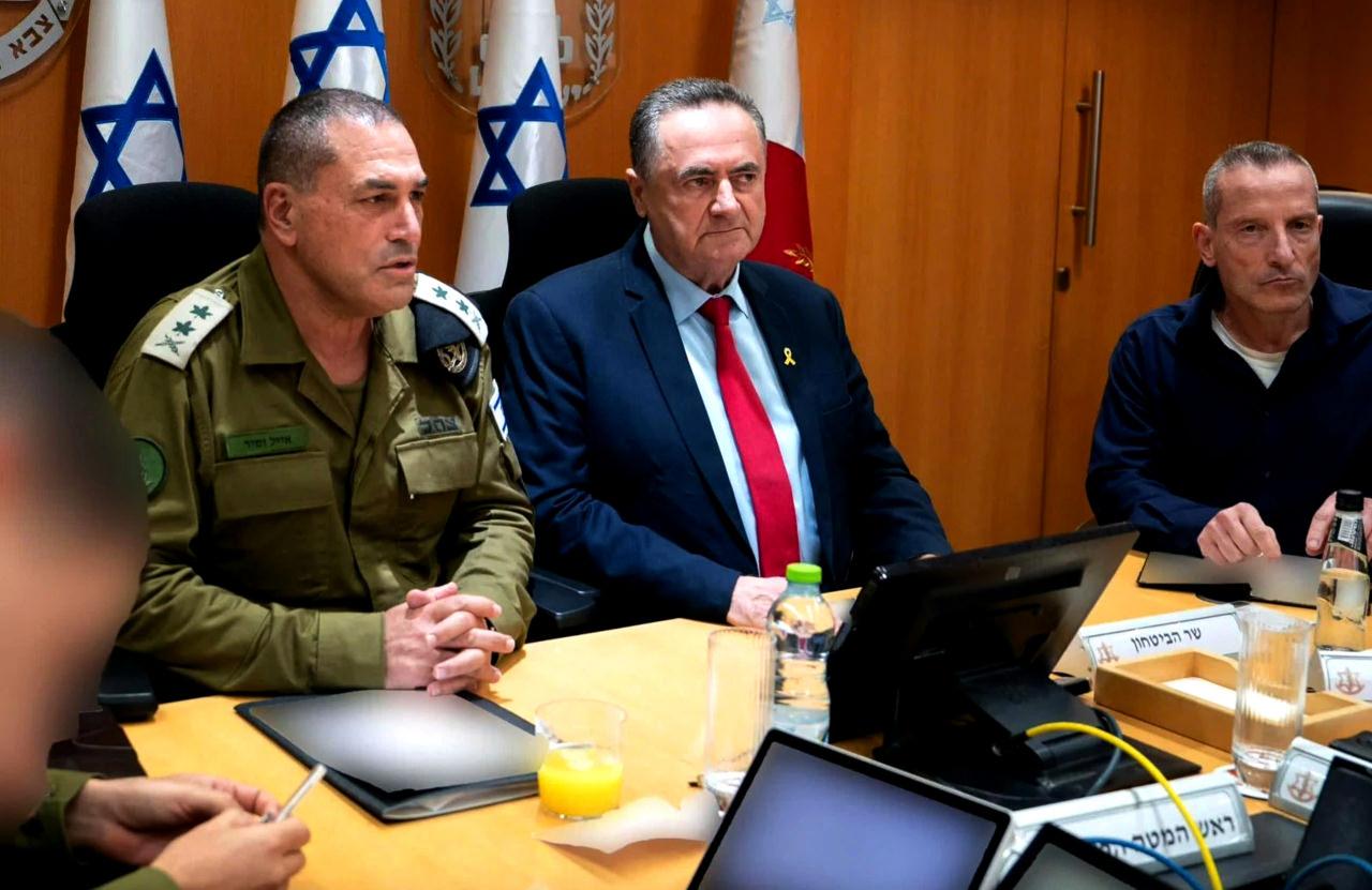 Eyal Zamir (solda) ve Yisrael Katz (sağda)