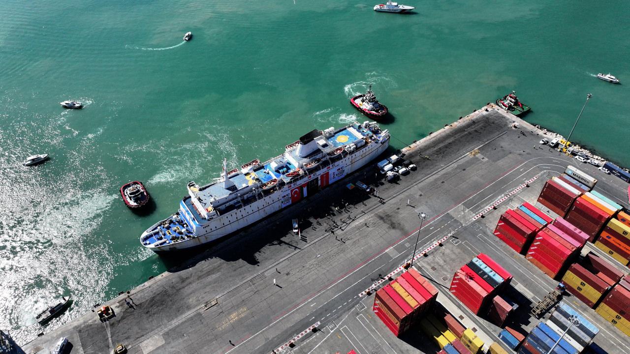 Gazze'ye ulaştırılacak insani yardım malzemeleri, Mersin Uluslararası Limanı'nda 17. 'İyilik Gemisi'ne yüklendi. 