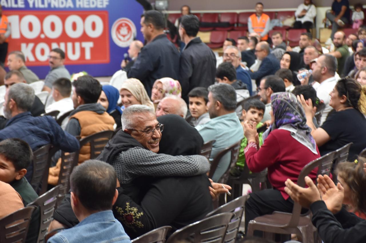 Vatandaşlar büyük bir heyecanla kura çekimi sonuçlarını öğrendi. 