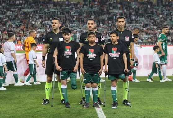 Geçtiğimiz sezon Galatasaray ve Konyaspor arasında Türkiye Kupası'nda oynanan maçın öncesinde seremonide yer alan Filistinli çocuklar
