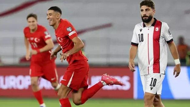 Milli futbolcu Mert Müldür, Gürcistan'a attığı golün sevincini yaşıyor