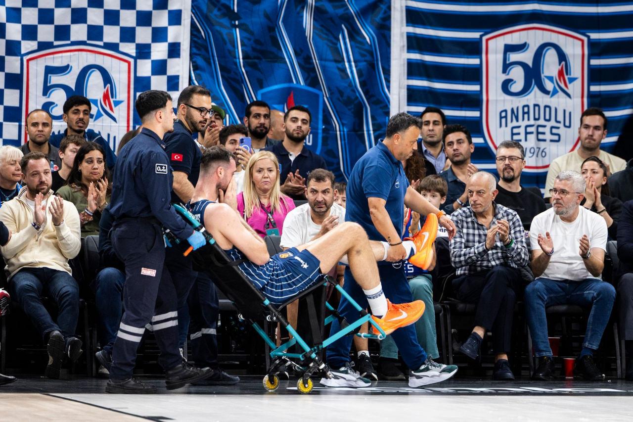 Georgios Papagiannis sakatlık sonrası sağlık ekiplerinin yardımlarıyla salondan ayrılırken, 17 Ekim 2025