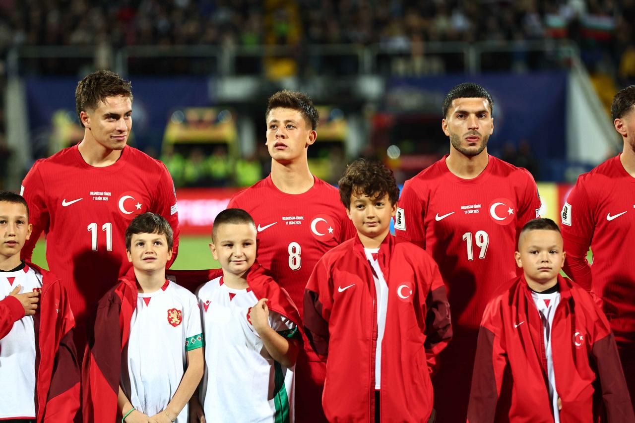 Milli maç öncesi seremonide yer alan futbolcularımız: Kenan Yıldız, Arda Güler, Oğuz Aydın