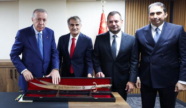 Trabzonspor'dan Cumhurbaşkanı Erdoğan'a S&uuml;rmene kılıcı hediyesi