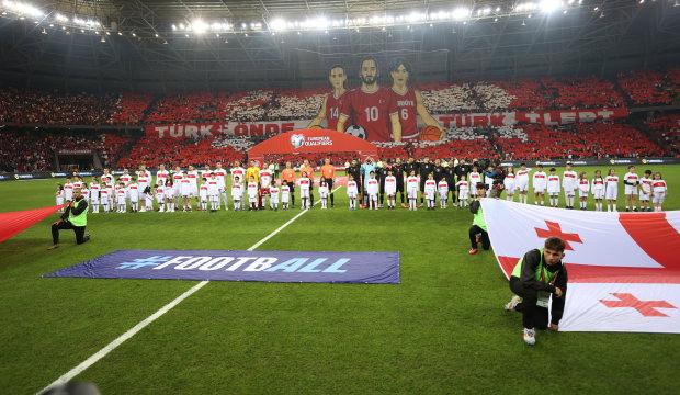 Türk önde Türk ileri! Milli maçta görsel şölen