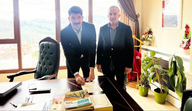 T&uuml;rkiye'de bir ilk! İl&ccedil;e kaymakamı futbolcu oldu: Amat&ouml;r Lig ekibine imza attı