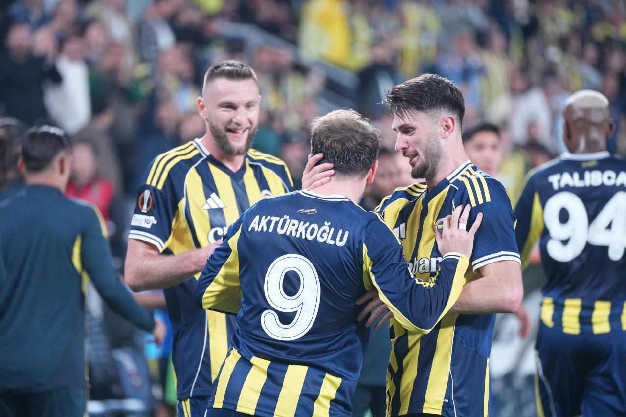 Fenerbahçeli futbolcular Kerem Aktürkoğlu'nun attığı gol sonrası birlikte sevinç yaşıyor