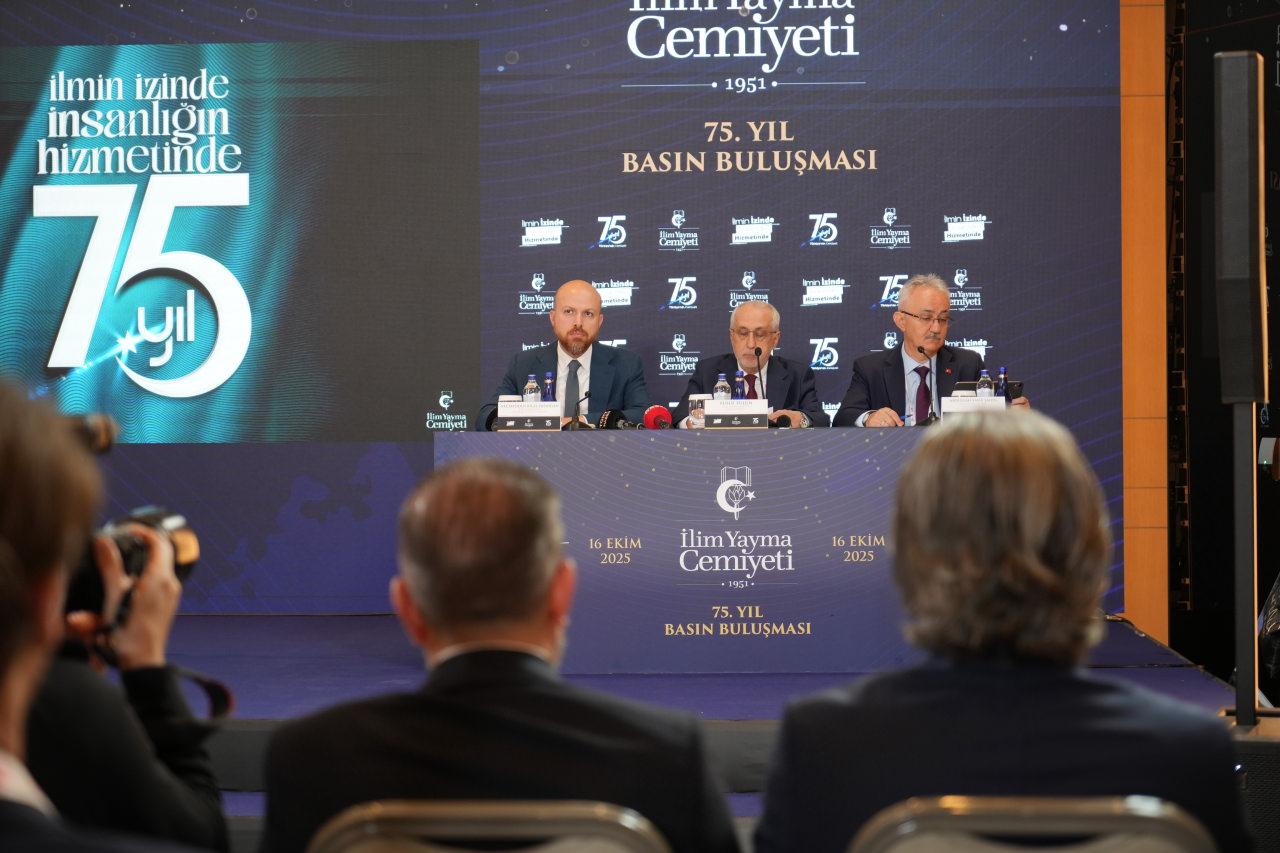  İlim Yayma Vakfı Mütevelli Heyeti Başkanı Necmettin Bilal Erdoğan, a İlim Yayma Cemiyeti Genel Başkanı Yusuf Tülün,  Genel Sekreter Abdullah Yasir Şahin