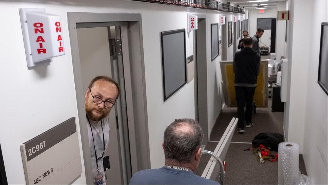 ABD'li gazeteciler yeni kuralları boykot etmek için eşyalarını toplayıp Pentagon'dan ayrılıyor.