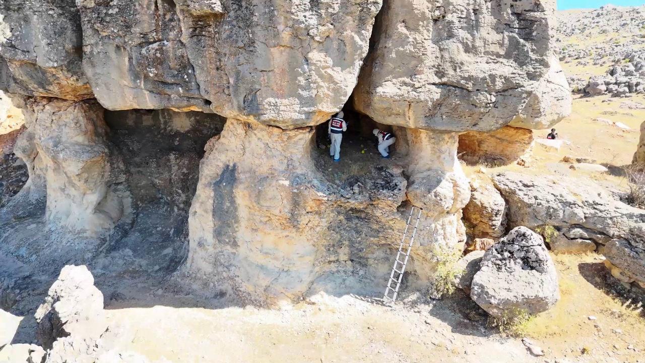 Diyarbakır'ın Çermik ilçesinde 10 yıl önce yaşanan kadın cinayetinin zanlısı, İl Jandarma Komutanlığı JASAT ekiplerinin titiz çalışması sonucu yakalandı.