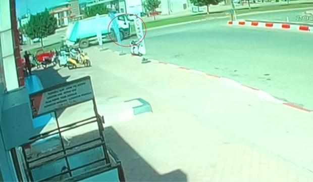 Yolun karşısına geçen yaya, çöp kamyonunun altında kalarak yaralandı
