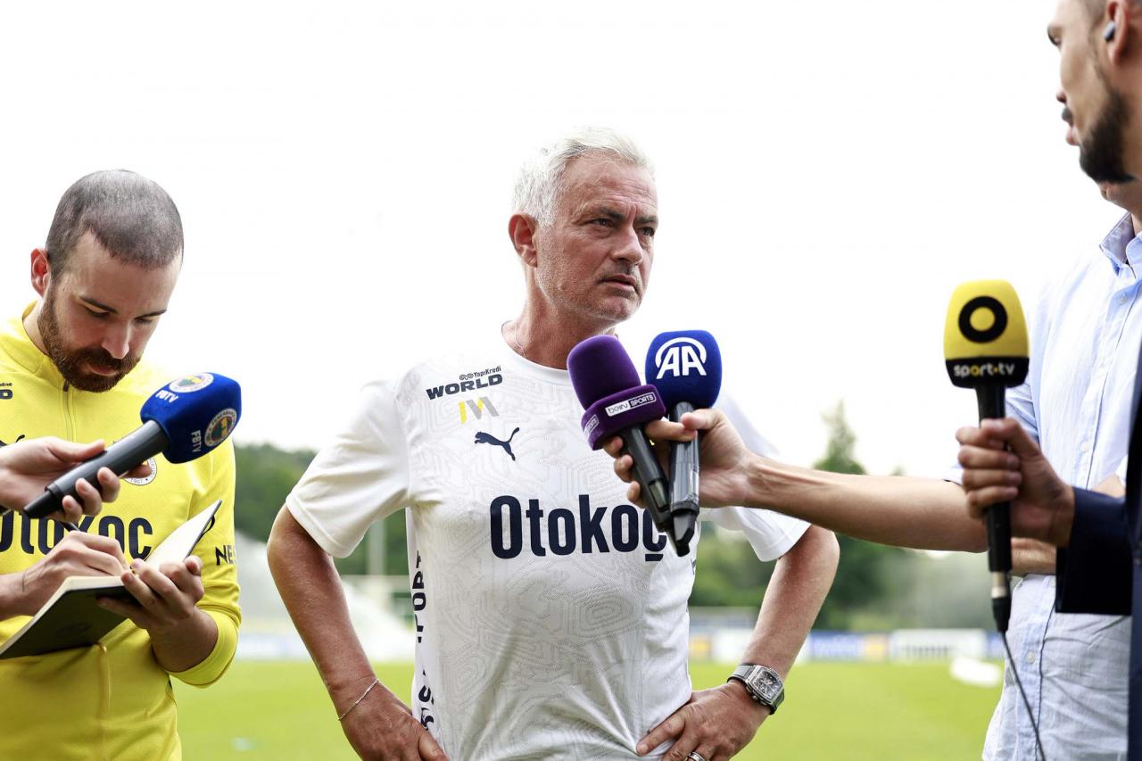 Jose  Mourinho, Fenerbahçe'yi çalıştırdığı dönemde bir muhabirin sorusunu yanıtlıyor