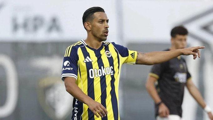 Fenerbahçe forması giyen milli futbolcu İrfan Can Kahveci