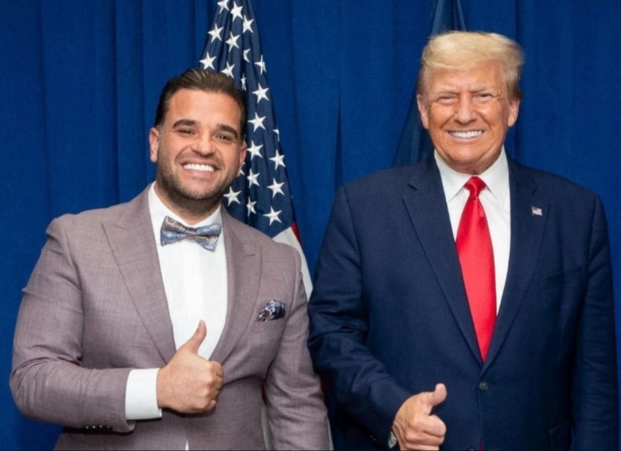 Mark Savaya (solda) ve Donald Trump (sağda)