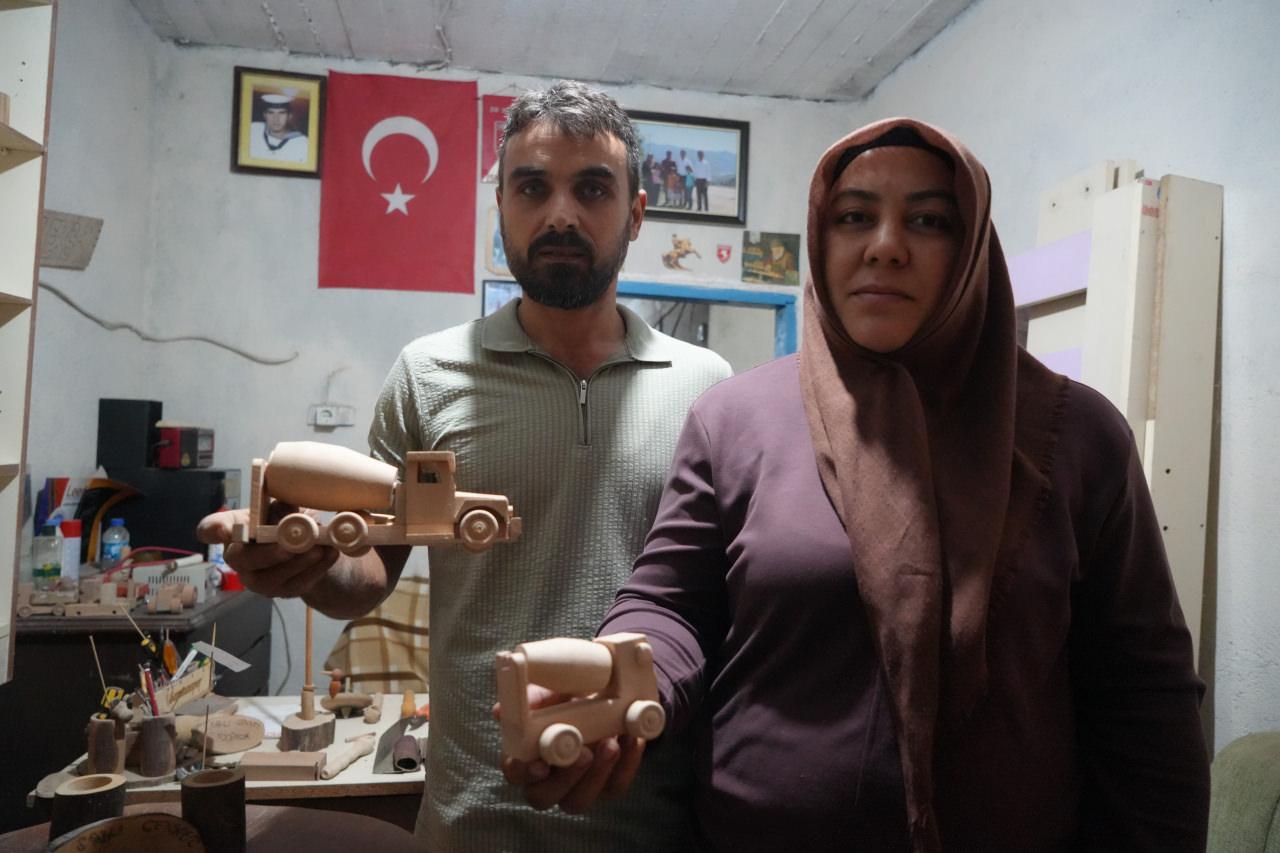 İsmet Yazıcı ve hanımı Nesrin Yazıcı, el emeği oyuncaklarını gösteriyor. 