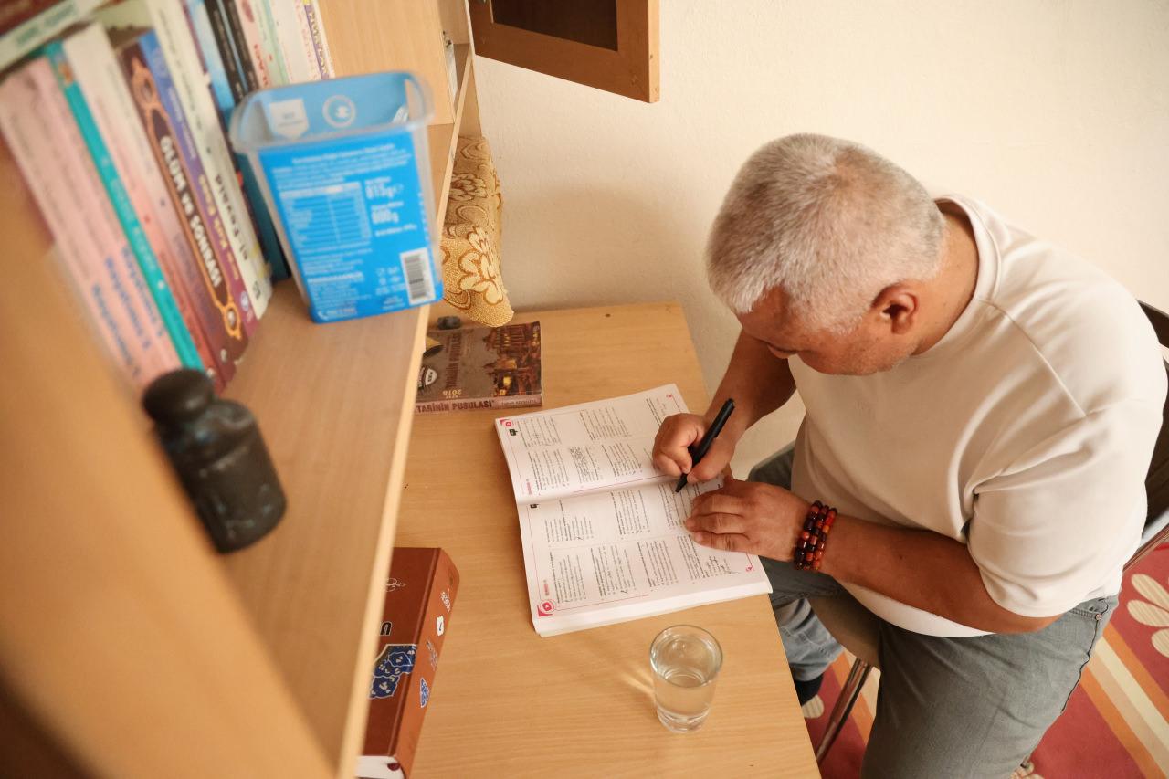 Abdulvahap Demircan ders çalışıyor.