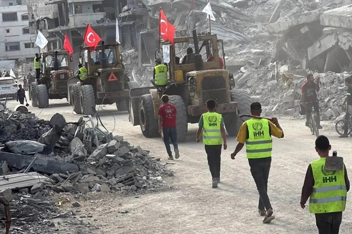 Gazze'de Türk bayrağı taşıyan iş makineleri İsrail'i rahatsız etti.
