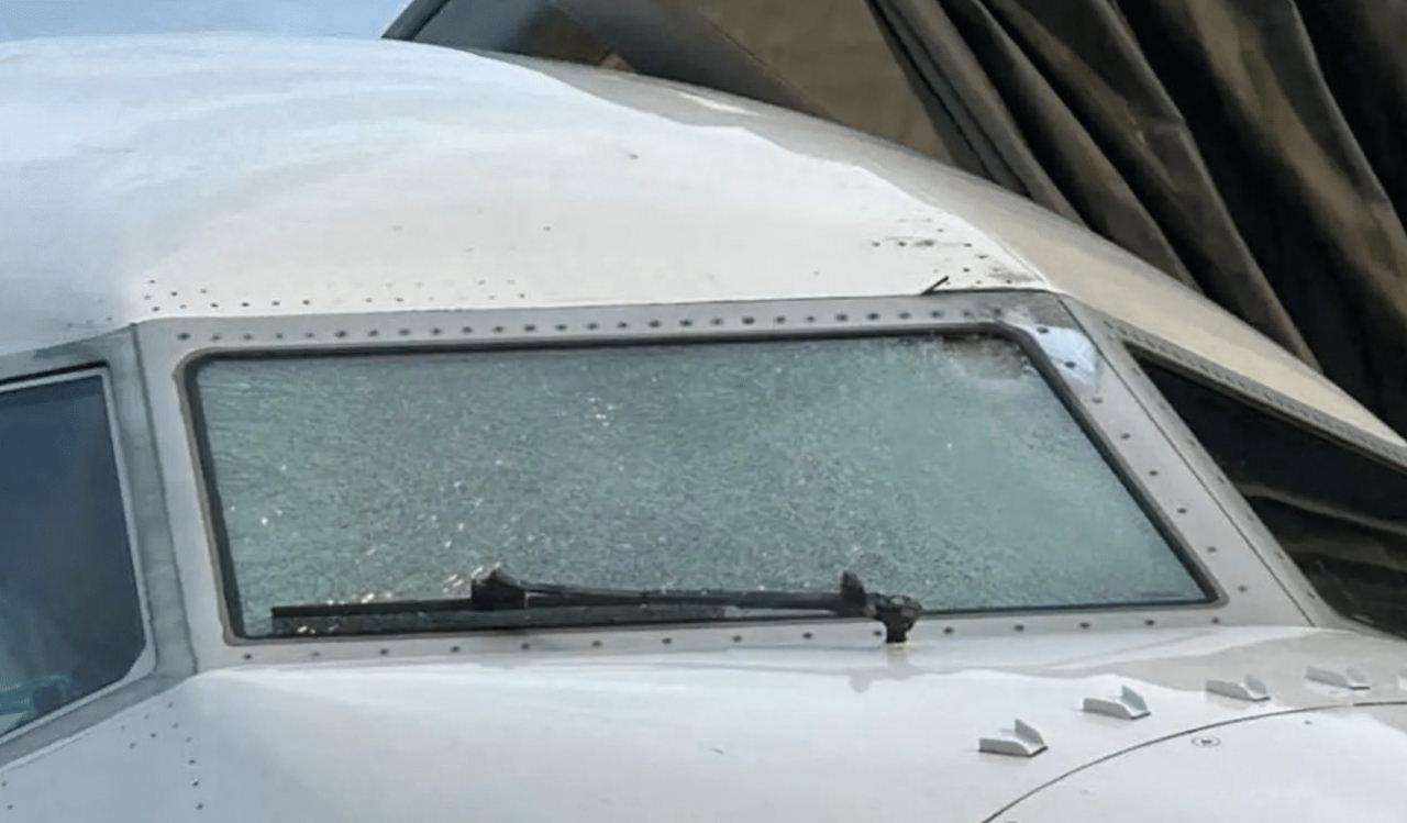 Uçağın camı havadayken çatladı. Nedeni araştırılıyor