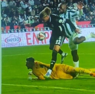 Abraham'ın attığı gol öncesi Taylan'ın elle oynama pozisyonu (Görüntü beIN SPORTS'TAN alındı)
