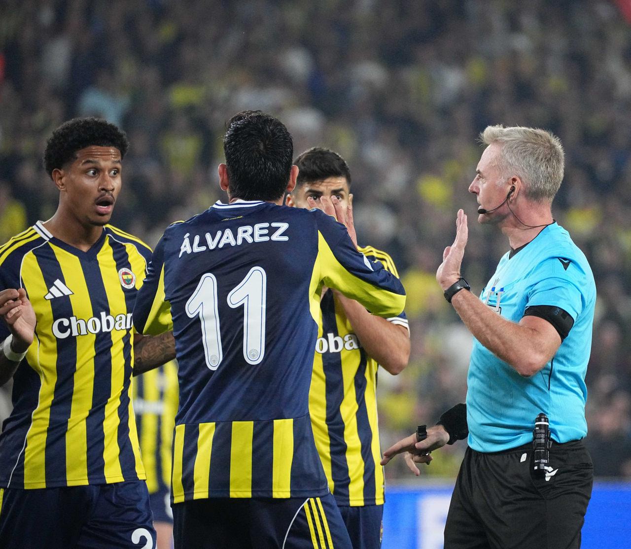 Fenerbahçe-Stuttgart maçının hakemi Jakob Kehlet ve Sarı-lacivertli futbolcular