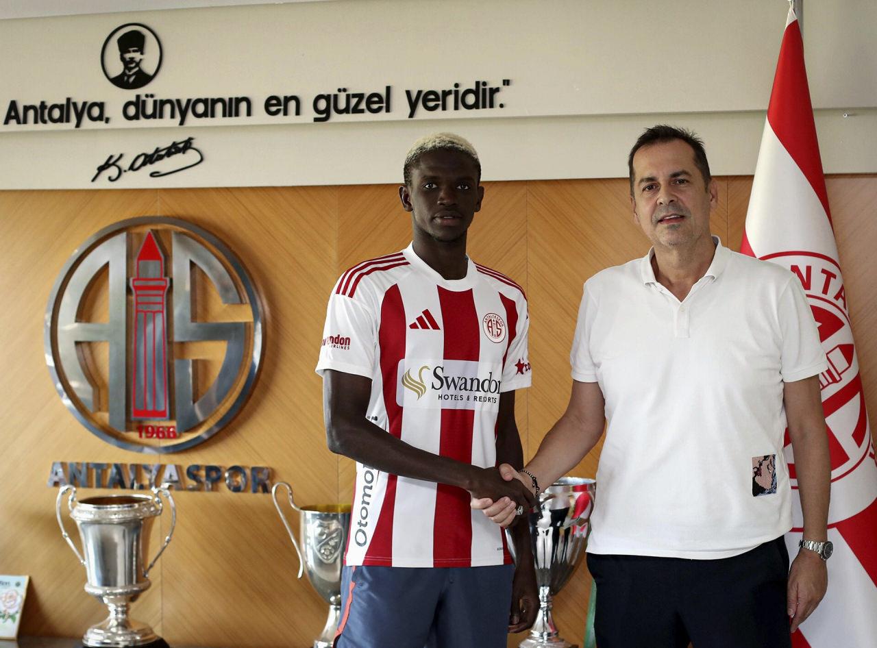 El Bachir Gueye'nin imza töreninden bir görsel, 12 Eylül 2025