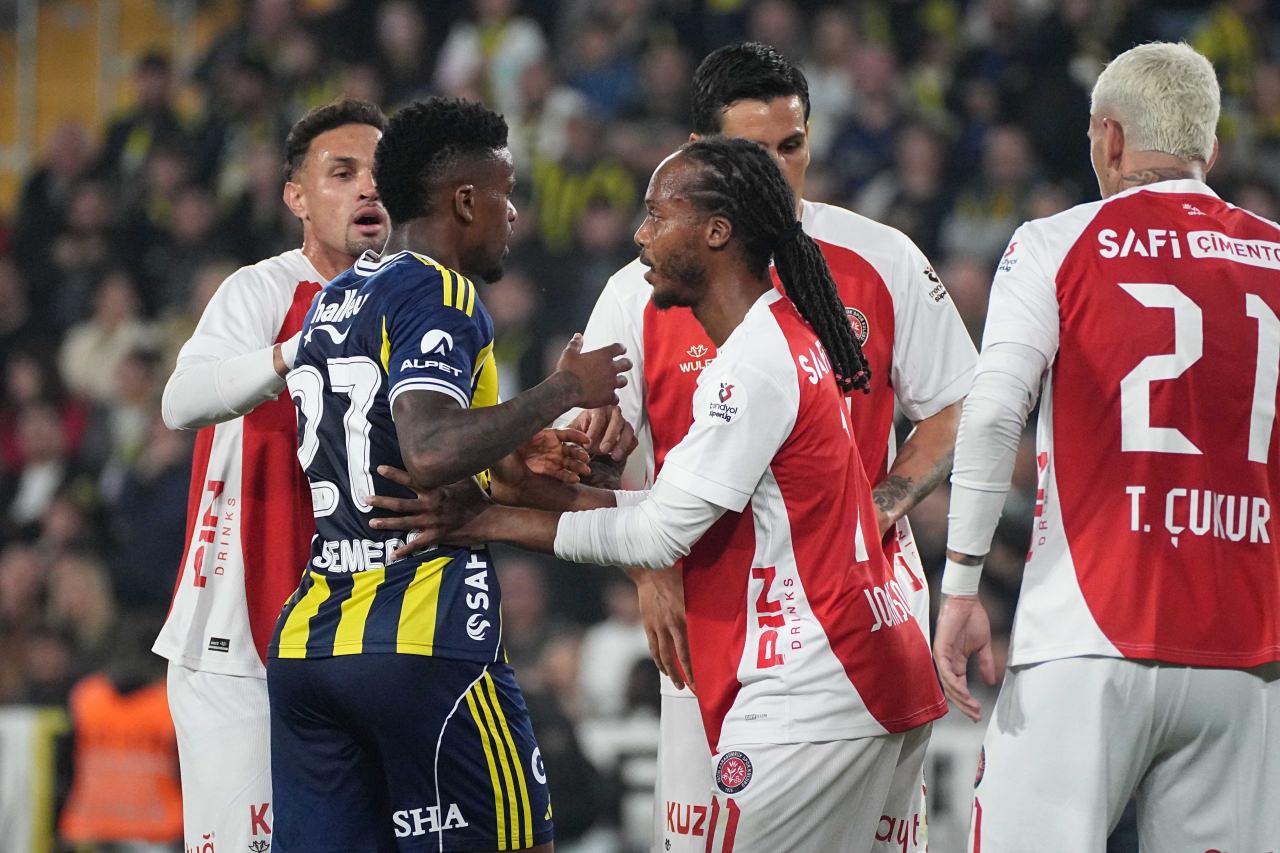 Fenerbahçe - Fatih Karagümrük mücadelesi. Semedo ve Karagümrüklü oyuncular arasında yaşanan gerginlik anı.