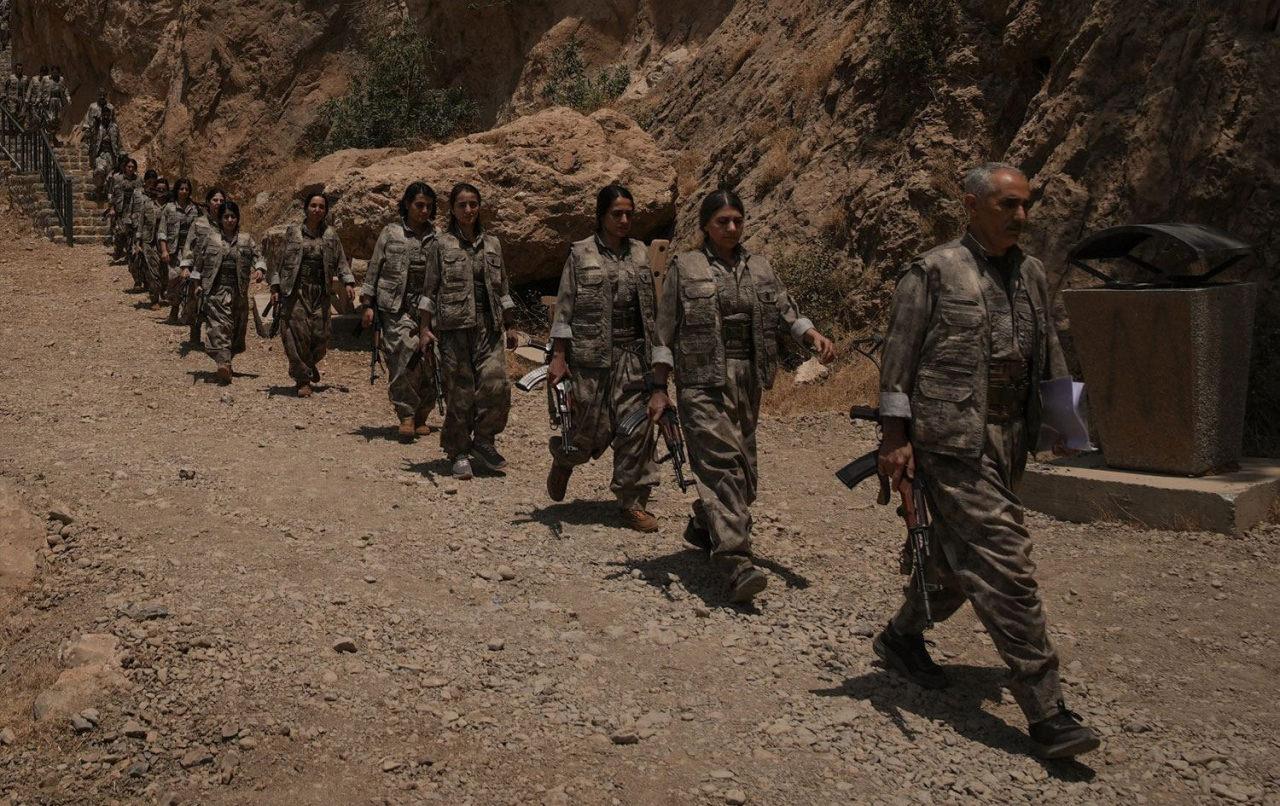 11 Temmuz'da silahlarını yakan terör örgütü mensupları.