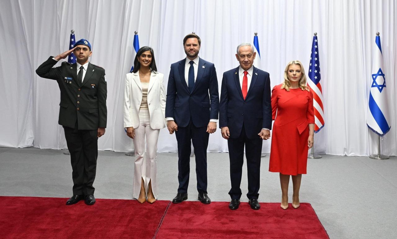 James David Vance ve Binyamin Netanyahu (yanlarında eşleri)