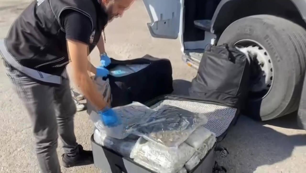 80 milyonluk uyuşturucu, valizlerden çıktı. 