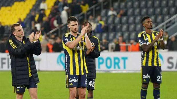 19 Ekim 2025 Pazar günü Kadıköy'de oynanan Fenerbahçe - Karagümrük maçının ardından taraftarı alkışlayan sarı-lacivertli futbolcular