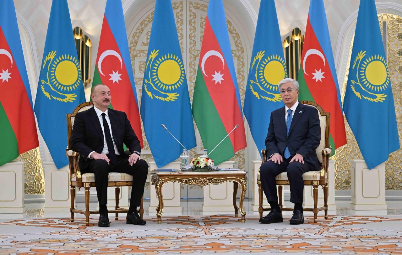 Kazakistan Cumhurbaşkanı Kasım Cömert Tokayev ile Azerbaycan Cumhurbaşkanı İlham Aliyev