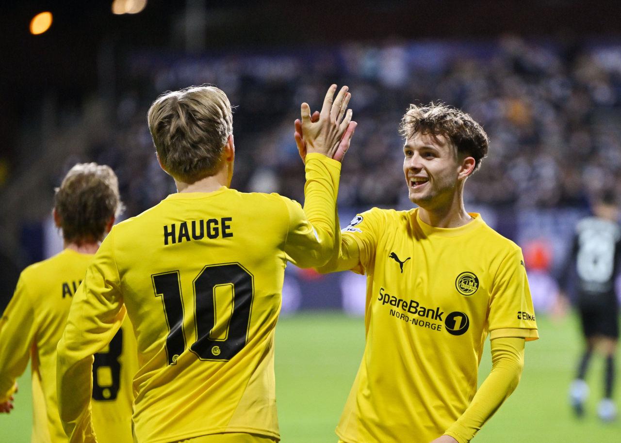 Bodo/Glimt takımından Hauge, takım arkadaşları ile gol sevincini yaşıyor