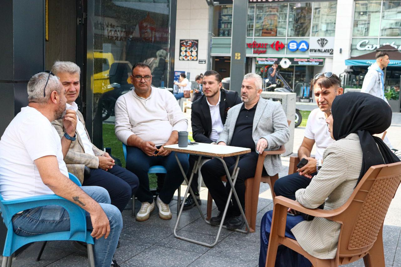 AK Parti Balıkesir Milletvekili Dr. Mustafa Canbey, vatandaşlar ile sohbet ediyor. 