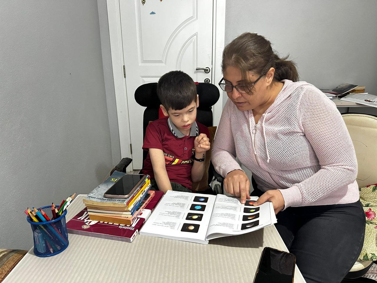 İsmail Kasap (12) evde eğitim alıyor. 