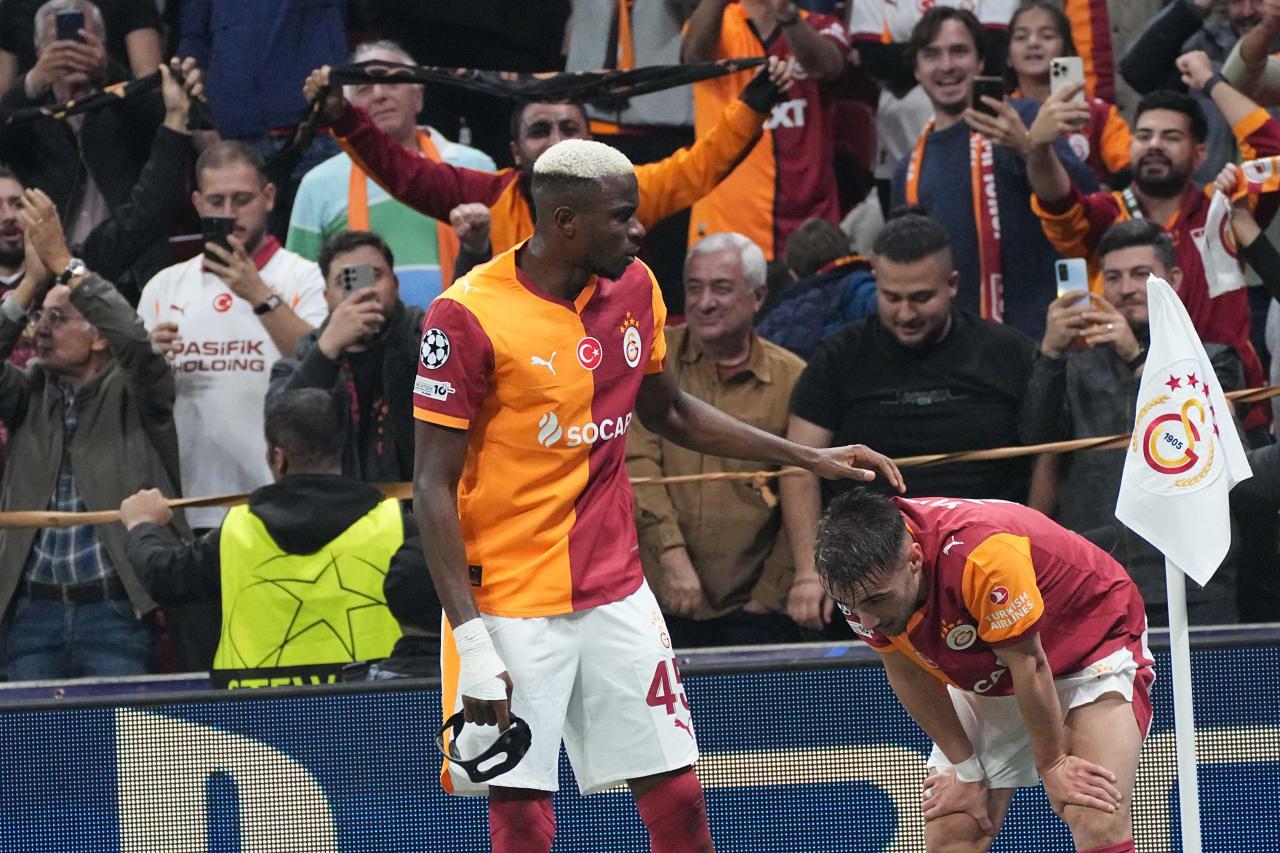 Victor Osimhen ve Yunus Akgün'ün gol sevinci.