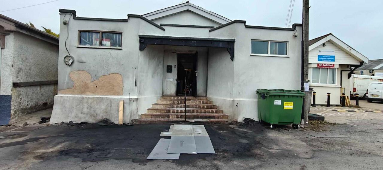İngiltere’nin güneyinde, Brighton yakınlarındaki Peacehaven kasabasında bulunan bir cami, Cumartesi gecesi kimliği belirsiz kişiler tarafından kundaklandı. Saldırı sırasında cami içinde bulunan iki kişi, alevlerin hızla yayılması üzerine son anda kurtuldu.