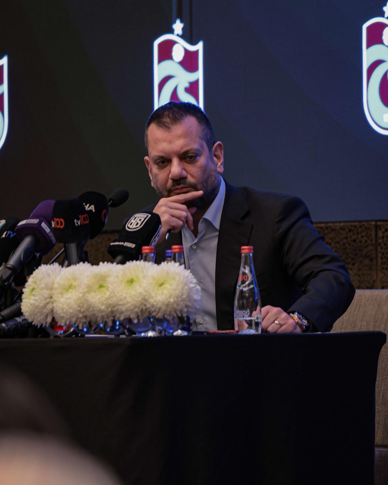 Trabzonspor Başkanı Ertuğrul Doğan, bir toplantıda basın mensuplarının sorularını dinlerken, 7 Mayıs 2025