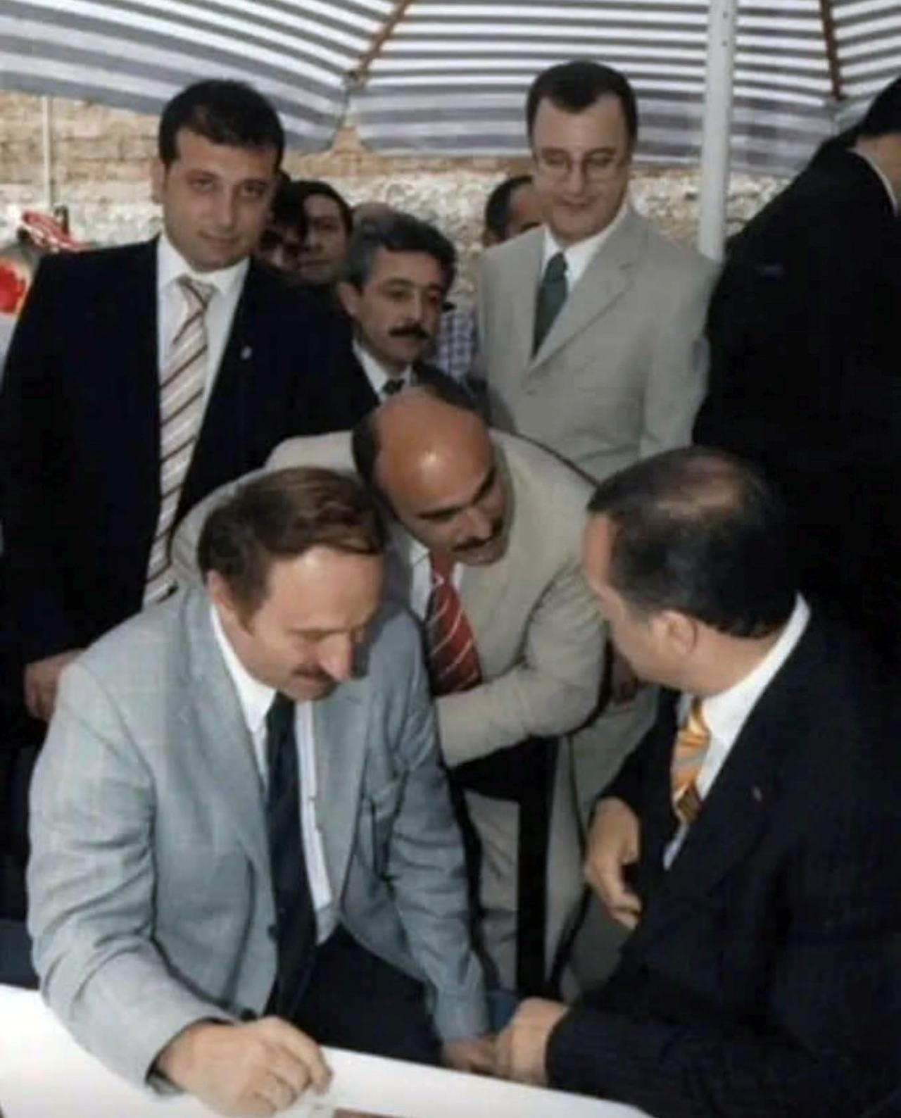 Başkan Recep Tayyip Erdoğan ile eski Bakan Nafiz Özak'ın ayaküstü görüşmesi sırasında Ekrem İmamoğlu da kadrajda yer alıyor.