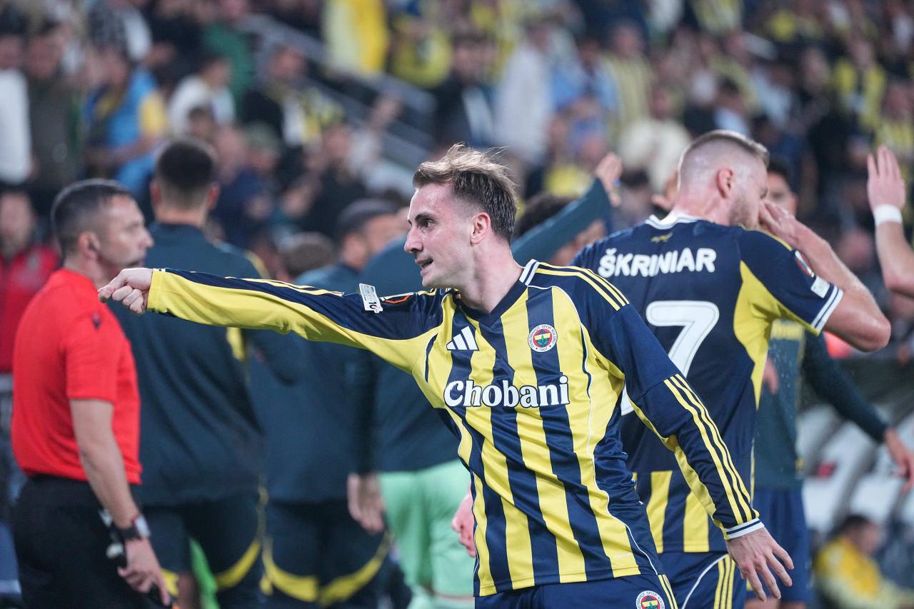 Fenerbahçe futbolcusu Kerem Aktürkoğlu'nun Nice ağlarını havalandırdıktan sonra kendisiyle özdeşleşmiş gol sevinci.