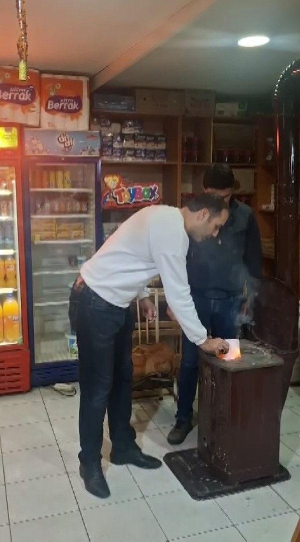 Veresiye defterini sobada yaktı