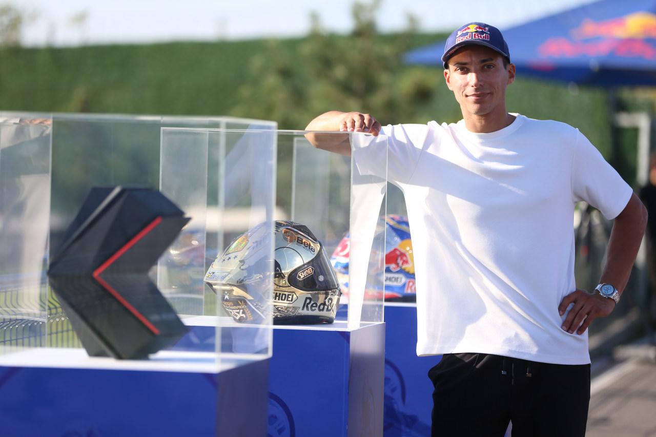 Dünya Superbike Şampiyonası'nda (WSBK) 3. kez şampiyonluğa ulaşan milli motosikletçi Toprak Razgatlıoğlu, gelecek sezon yarışacağı MotoGP'ye odaklandı. Razgatlıoğlu, AA muhabirine hedeflerine ilişkin açıklama yaptı.