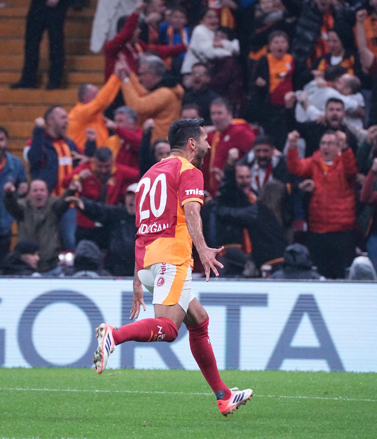 İlkay Gündoğan, Galatasaray - Beşiktaş maçında attığı golü kutlarken, 4 Ekim 2025