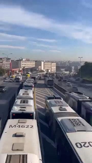 Kaza nedeniyle bölgede yoğunluk yaşanıyor. 