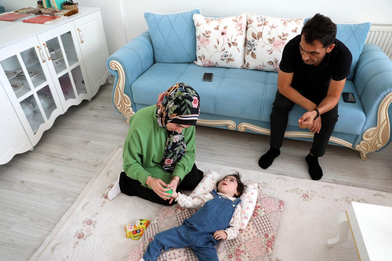 Deniz Esin’in (4) annesi ve babası. 