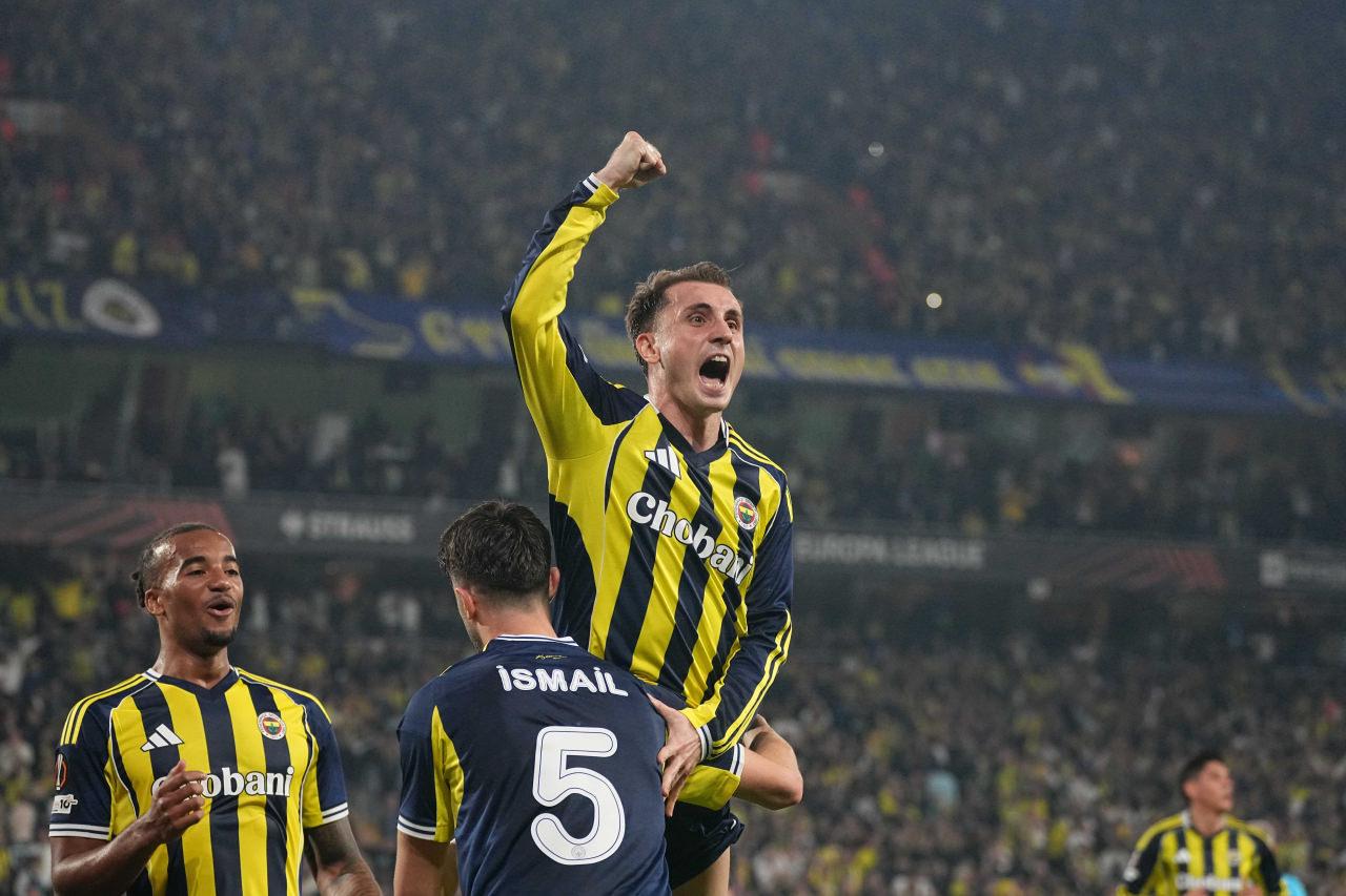 Fenerbahçe'de İsmail Yüksek ve Kerem Aktürkoğlu, Stuttgart maçında Kerem'in attığı gol sonrası sevinçlerini birlikte yaşıyor.