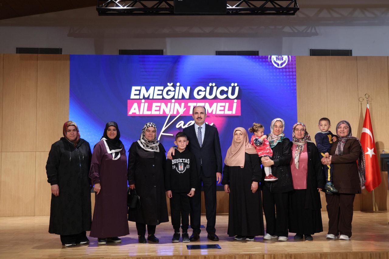 Başkan Altay, hanımlar ile hatıra fotoğrafı çektirdi. 