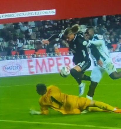 Abraham'ın attığı gol öncesi Taylan'ın elle oynama pozisyonu (Görüntü beIN SPORTS'TAN alındı)