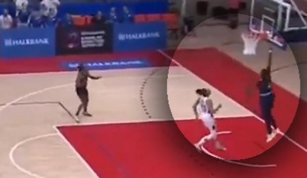 Basketbol Süper Ligi'nde görülmemiş olay! Kendi potasına basket attı