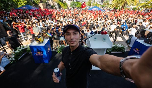 D&uuml;nya şampiyonu Toprak Razgatlıoğlu, Alanya&rsquo;da coşkuyla karşılandı